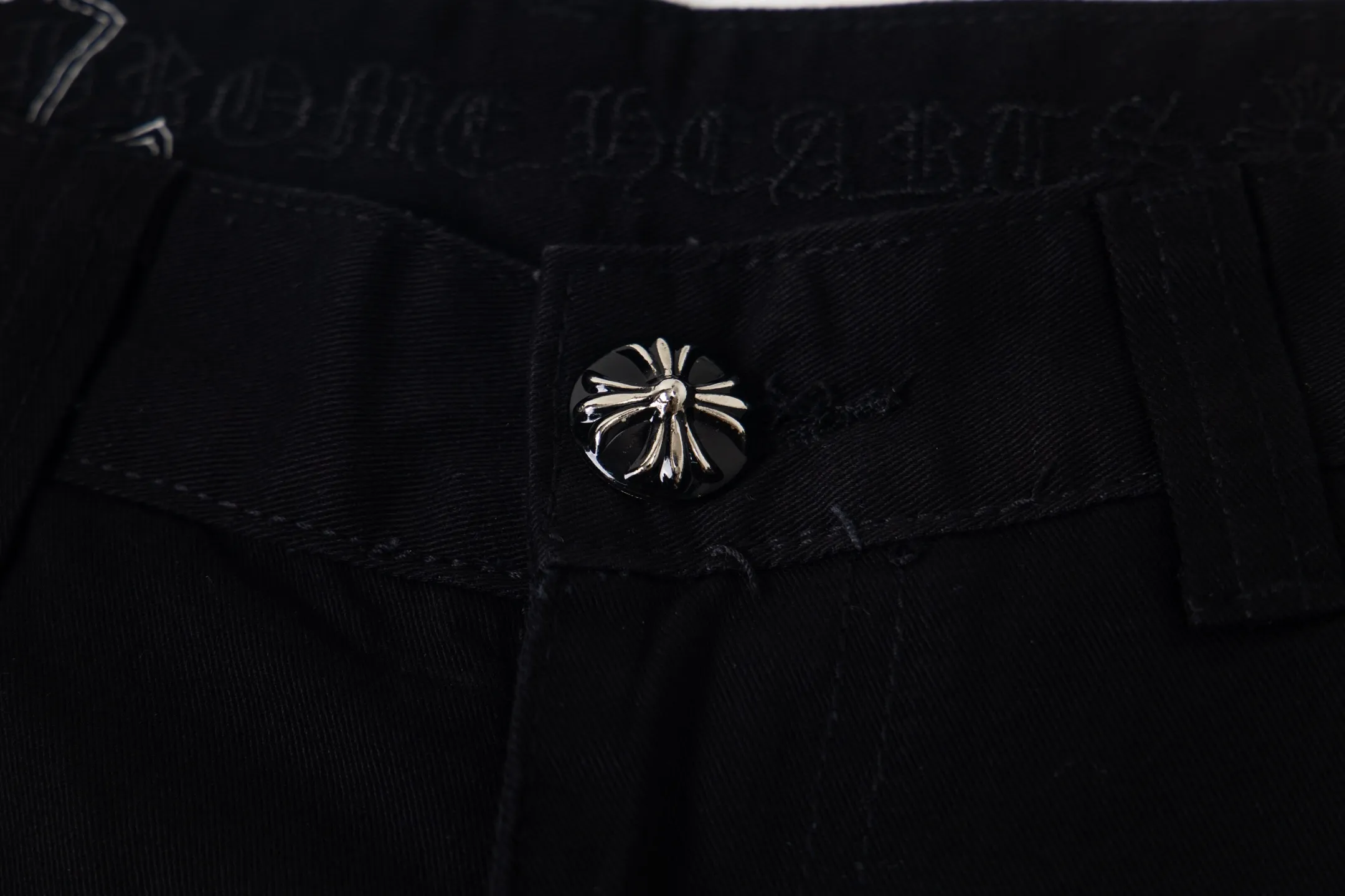 P260 Chrome Hearts Chrome Hearts black denim with white and blue multi-leather hot jeans. CH jeans need to be washed and then disassembled and hand-stitched with sheepskin cross leather and then spliced ​​to complete. The whole piece has too many craftsmanship to explain. The patchwork cross pattern is embellished, and the high-waisted washed jeans! ! Absolutely high-end luxury products, god-level single products, super popular products, made with top heavy industry, a magic weapon that cannot be missed. About Kroxin This is an extremely luxurious fashion brand, which can also be called the aristocrats of the high street. It has always been an exclusive brand for some hipsters or rich second generation. Compared with ordinary high streets, it is more luxurious and noble. Compared with luxury brands, it has a more fashionable personality and has always been a brand that I have a special liking for. Style number: 1765# Color: black Size: 28 30 32 34 36